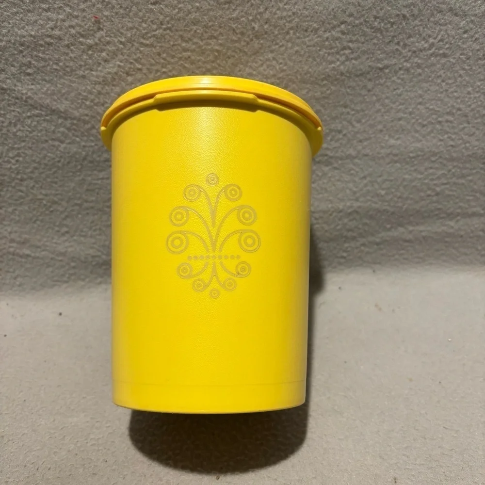 Tupperware Vintage Yellow Canister 811-14 with Starburst Lid Approximate 6